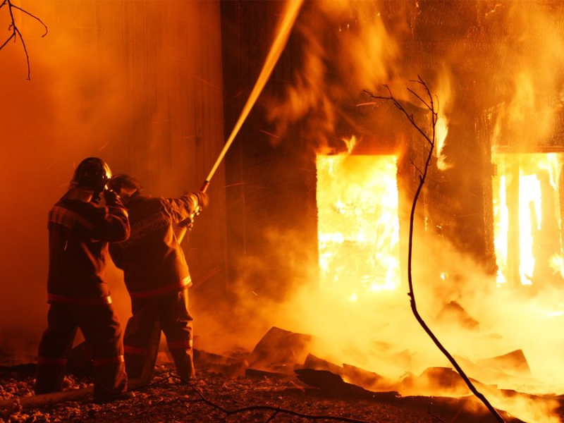 In Krasnodar gab es einen Großbrand: Ein Öldepot brennt, Rauch ist sichtbar Kilometer