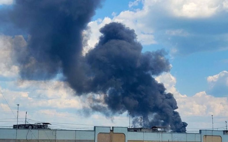 Noch unvollendet, aber schon in Flammen: In Brjansk brennt ein Militärkrankenhaus (Foto)