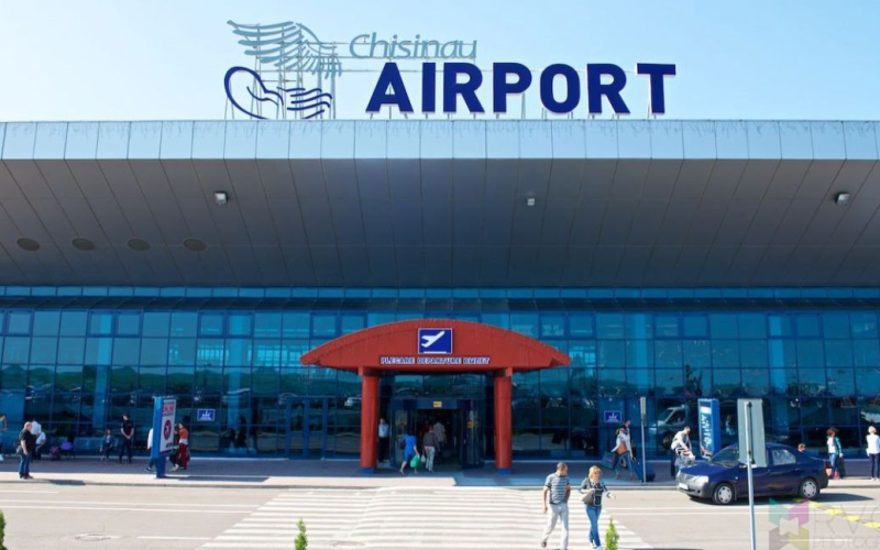 Ausländer, der es entdeckt hat Schießerei am Flughafen in Chisinau wurde von Polizeikräften neutralisiert“ /></p>
<p><strong>Lokale Medien berichten, dass er möglicherweise in die russische Terroristengruppe Wagner verwickelt ist.</strong></p>
<p>< Moldawische Spezialeinheiten neutralisierten einen Ausländer, der das Feuer auf dem Flughafen in Chisinau eröffnete.</p>
<p>Dies berichtet der staatliche Telegram-Kanal <strong>Prima sursa</strong>.</p>
<p> „Auf dem internationalen Flughafen in Chisinau fand ein bewaffneter Angriff statt. Er wurde von einem ausländischen Staatsbürger begangen, dem die Einreise in die Republik Moldau verboten wurde.</p>
<p>Bei der Eskortierung in die sterile Zone, um in die Republik Moldau zurückzukehren „Im Abflugland nahm er dem Grenzschutz eine Waffe ab und verletzte zwei Menschen tödlich. Der Angreifer wurde derzeit von Spezialeinheiten neutralisiert“, heißt es in der Mitteilung.</p>
<p>Die <strong>Pulsmedia< Eine Veröffentlichung berichtet, dass der Mann mit einem Flug aus der Türkei angekommen sei. Auch seine Beteiligung an der russischen Terroristengruppe „Wagner“ ist nicht ausgeschlossen.</p>
<p>Wir erinnern daran, dass zuvor berichtet wurde, dass es am <strong>Flughafen Chisinau</strong> zu einer Schießerei gekommen sei.</p>
<p> < p>Darüber hinaus haben wir zuvor berichtet, dass das Verfassungsgericht der Republik Moldau <strong>die pro-russische Partei Shor verboten und die von der Gruppe angeführte Welle regierungsfeindlicher Proteste als verfassungswidrig bezeichnet hat</strong>.</p>
<h4> Verwandte Themen:</h4>
<!-- relpost-thumb-wrapper --><div class=