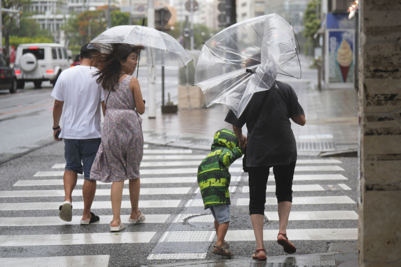 Ein starker Taifun hat Japan erfasst: Tausende Menschen werden evakuiert, es gibt vermisste Personen (Foto)