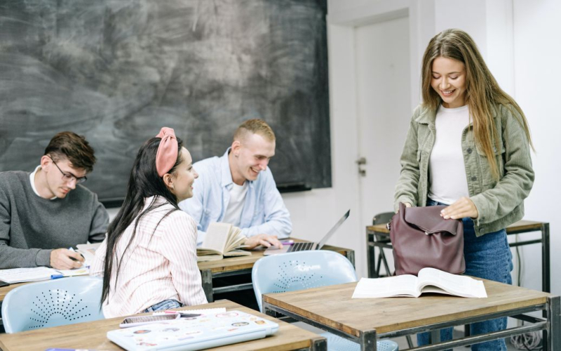 Kanada führte ein neues Stipendium für Flüchtlingsstudenten aus der Ukraine ein“ /></p>
<p><strong>Jeder der 60 erfolgreichen Bewerber erhält 5.000 Dollar. Studiengebühren nach dem Abschluss.</strong></p>
<p>Kanada hat ein neues Stipendienprogramm für Flüchtlingsstudenten aus der Ukraine eingeführt, die sich für eine Hochschulausbildung in diesem nordamerikanischen Land entscheiden.</p>
<p>Über dieses The Kanadisch-Ukrainische Stiftung bekannt gegeben.</p>
<p>Die Kanadisch-Ukrainische Stiftung und die Shevchenko-Stiftung haben gemeinsam ein neues Stipendium angekündigt. Der Präsident der Schewtschenko-Stiftung, Boris Balan, sagte, dass eine Reihe besonderer Zuschüsse eingeführt wurden, um Ukrainern zu helfen, die seit Beginn der umfassenden Invasion der Russischen Föderation in Kanada angekommen sind.</p>
<p>„Dieses Stipendium wird „Erfüllen Sie den kritischen Bedarf ukrainischer Studenten, die nun ihre Bildungsambitionen in einer neuen Region verwirklichen müssen“, sagte Balan.</p>
<p>Daher beträgt der anfängliche Beitrag der Kanadisch-Ukrainischen Stiftung 300.000 Dollar. wird es jedem der 60 erfolgreichen ukrainischen Bewerber ermöglichen, 5.000 Dollar zu erhalten. um die Studiengebühren nach dem Abschluss zu bezahlen</strong>.</p>
<p>Die Stiftung stellte fest, dass viele ukrainische Studenten nach dem 24. Februar 2022 mit einer Notfallreiseerlaubnis (CUAET) nach Kanada kamen. Dadurch können sie arbeiten, studieren und im Land bleiben, bis eine sichere Rückkehr in ihre Heimat möglich ist.</p>
<p>„Wir freuen uns auf weitere innovative Wege, um den Ukrainern in Zeiten der Not zu helfen“, sagte der Präsident und CEO der kanadisch-ukrainischen Stiftung Orest Sklerenko.</p>
<p>Erinnern Sie sich daran, dass der staatliche Grenzschutz der Ukraine zuvor erklärt hat, ob 17-jährige Jungen während des Kriegsrechts frei ins Ausland reisen können.</p>
<p><u ><strong>Lesen Sie auch: </strong></u></p>
<h4>Verwandte Themen:</h4>
<!-- relpost-thumb-wrapper --><div class=