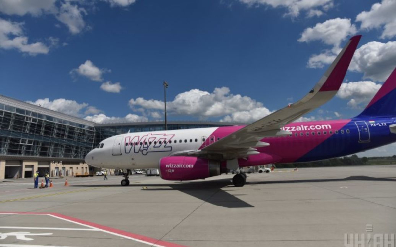 Loukoster Wizz Air hat seit Juni die Regeln für Passagiere geändert. /></p>
<p><strong>Die Fluggesellschaft führt außerdem ein Abonnement für Passagiere ein, die mindestens einmal im Monat fliegen.</strong></p>
<p> Die Billigfluggesellschaft Wizz Air ändert ab dem 12. Juni die Check-in-Regeln für Flüge für Passagiere mit den günstigsten Tickets, die nicht für die Wahl eines Sitzplatzes im Flugzeug bezahlt haben.</p>
<p>Avianews berichtet darüber.< /p> </p>
<p>Nach dem 12. Juni können Sie also für einen Wizz Air-Flug einchecken</strong> und erhalten Ihre Bordkarte <strong>zwischen 24 und drei Stunden vor Abflug</strong>. Bisher beträgt dieser Zeitraum 48 bis drei Stunden vor Abflug.</p>
<p>Diese Regel gilt für den Online-Check-in für einen Flug, der für Passagiere die einzige kostenlose Option ist. Gleichzeitig müssen Sie am Flughafen zusätzlich 40 Euro (mehr als 1,5 Tausend UAH) für diesen Service bezahlen.</p>
<p>Gleichzeitig müssen diejenigen, die für die Sitzplatzauswahl bezahlt oder gekauft haben Ein Tarif mit diesem Service kann sich 30 Tage bis drei Stunden vor Abflug für einen Flug anmelden.</p>
<p>Beachten Sie, dass das Check-in-System von Wizz Air Passagiere im Flugzeug nach dem Zufallsprinzip platziert, auch innerhalb derselben Buchung. Das heißt, wenn Sie keinen Sitzplatz im Flugzeug wählen, kann ein Passagier in der Kabine und der andere im Heck fliegen. Daher müssen <strong>Wer in der Nähe fliegen möchte, für die Reservierung bestimmter Sitzplätze extra bezahlen</strong>.</p>
<h3>Wizz Air-Passagierabonnement</h3>
<p>Wizz Air kündigte außerdem die Einführung eines Passagierabonnements an Das Abonnement läuft mindestens einmal im Monat. Dieser Wizz Multipass-Service gilt <strong>für alle Inlandsflüge in Italien oder für alle internationalen Flüge ab Polen.</strong></p>
<p>In Polen beginnt der Abonnementpreis also bei 53 Euro pro Monat (ca. 2.000 UAH) – dies gilt nur für einen einfachen Flug. Und die Kosten für den Service mit Hin- und Rückflugtickets betragen 106 Euro (über 4000 UAH).</p>
<p>Das Mindestpaket beinhaltet nur kleines Handgepäck, aber Sie können für Gepäck extra bezahlen.</p>
<p> < h3>Wann die Flüge aus der Ukraine wieder aufgenommen werden</h3>
<p>Der Luftraum über der Ukraine wurde am Morgen des 24. Februar 2022 aufgrund der russischen Invasion gesperrt. Nach Angaben der europäischen Organisation für die Sicherheit der Flugsicherung Eurocontrol werden die Beschränkungen für Flüge in der Ukraine sowie in Russland, Weißrussland und Moldawien bis 2029 andauern.</p>
<p>Der ukrainische Außenminister Dmitri Kuleba nannte jedoch die Schätzungen von Eurocontrol zu konservativ.</p>
<p> p> </p>
<p>Ende April 2023 berichtete UkSATSE, dass sie sich darauf vorbereiten, die Flüge so schnell wie möglich wieder aufzunehmen, „wenn möglich“. Sie stellten fest, dass die Wiederaufnahme des Flugverkehrs erfolgen wird, wenn vollständige Sicherheit gewährleistet ist.</p>
<p><u><strong>Lesen Sie auch:</strong></u></p>
<h4>Ähnliche Themen: < /h4></p>
<!-- relpost-thumb-wrapper --><div class=