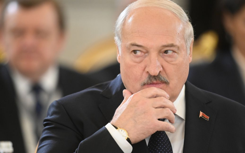 Lukaschenko stimmte mit Prigoschin über „die Unzulässigkeit eines blutigen Massakers auf dem Territorium Russlands“ überein.“ /></p>
<p><strong>Die Vereinbarungen beinhalten „die Einstellung der Bewegung bewaffneter Personen der Firma Wagner auf dem Territorium Russlands und weitere Schritte zur Deeskalation der Spannungen.“</strong></p>
<p>Am Abend des 24. Juni gab der Pressedienst des selbsternannten Präsidenten von Belarus, Alexander Lukaschenko, eine Vereinbarung mit dem Führer des PMC „Wagner“ Jewgeni Prigoschin bekannt, um die Bewegung seiner Söldner in Russland zu stoppen.< /p> </p>
<p>Dies berichtete der Sender Pool of the First Telegram, der dem Pressedienst des belarussischen Diktators nahe steht.</p>
<p>„Die Verhandlungen dauerten den ganzen Tag. Als Ergebnis kamen sie zu einer Einigung über die Unzulässigkeit der Entfesselung einer.“ blutiges Massaker auf dem Territorium Russlands. Jewgeni Prigoschin akzeptierte den Vorschlag des weißrussischen Präsidenten Alexander Lukaschenko“, heißt es in der Mitteilung.</p>
<p>Die Vereinbarungen sehen vor, „die Bewegung bewaffneter Personen der Firma Wagner auf dem Territorium zu stoppen“. Russlands und weitere Schritte zur Deeskalation.”</p>
<p>„Im Moment liegt eine absolut profitable und akzeptable Option zur Lösung der Situation auf dem Tisch, mit Sicherheitsgarantien für die Kämpfer des PMC Wagner“, heißt es in der Mitteilung.</p>
<p>Das fügte der Pressedienst von Lukaschenka hinzu Er führte Verhandlungen mit Jewgeni Prigoschin, nachdem ihn heute Morgen der Präsident des Aggressorstaates, Wladimir Putin, „über die Lage im Süden Russlands mit dem privaten Militärunternehmen Wagner“ informiert hatte. Die Verhandlungen fanden „im Einvernehmen“ mit Putin statt.</p>
<p>Bald bestätigte der Anführer der „Wagneriten“, dass er seine Kolonnen, die sich in Richtung Moskau bewegten, umdrehte und in die entgegengesetzte Richtung schickte – nach Moskau Feldlager, „nach dem Plan“.< /p> </p>
<p>Erinnern Sie sich daran, dass in der Nacht des 24. Juni die Söldner der PKK „Wagner“ unter der Führung des Oligarchen Jewgeni Prigoschin die Staatsgrenze Russlands überquerten und einmarschierten Rostow. „Wagneriten“ übernahmen die Kontrolle über Verwaltungs- und Militäreinrichtungen. Der Anführer der Söldner drohte mit einem Marsch auf die Hauptstadt Moskau. <strong>TSN.ua verfolgte alle wichtigen Ereignisse dieses Pseudo-Coups in der Online-Übertragung.</strong></p>
<h4>Verwandte Themen:</h4>
<!-- relpost-thumb-wrapper --><div class=
