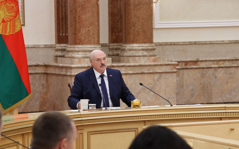 Lukaschenko lobte Russland : „Sie hat endlich gelernt zu kämpfen“ /></p>
<p><strong>Lukaschenko sagte, dass russische Soldaten angeblich im Rahmen des humanitären Völkerrechts kämpfen.</strong></p>
<p>Der selbsternannte Präsident von Belarus, Alexander Lukaschenko, lobte Russland dafür, dass es endlich gehandelt habe lernte zu kämpfen.</p>
<p>Der belarussische Diktator sagte dies im russischen Propagandasender Rossiya 1, berichtet Belta.</p>
<p>Außerdem sagte Lukaschenka, dass russische Soldaten im Rahmen der internationalen humanitären Hilfe kämpfen Gesetz und sie scheinen nicht gegen die Genfer Konvention zu verstoßen.</p>
<p>„Russland hat mobilisiert, es hat endlich gelernt zu kämpfen. </p>
<p>Lukaschenko sprach auch über die Ergebnisse der Gegenoffensive von die Streitkräfte der Ukraine. Er kündigte schwere Verluste an Arbeitskräften und Ausrüstung an. <strong>Aber woher weiß er das – er konnte es nicht belegen.</strong></p>
<p>„Die Gegenoffensive begann am 4./5., aber wir haben es nicht einmal bemerkt. Wir beobachten es, Wir sehen, was dort passiert, und so sind in dieser Zeit etwa 40.000 Ukrainer gestorben. Sie sind gestorben! Und mehr als hundert werden nicht zurückkehren – sie sind verletzt. Fast 120-150.000. Sowohl die Bradleys als auch die Leoparden brennen in Flammen. Sie brennen genau wie unsere Panzer aus der Sowjetzeit“, sagt der Diktator.</p>
<p>Erinnern Sie sich daran, dass Lukaschenko im selben Interview für Propagandisten sagte, unter welchen Bedingungen Putin Atomwaffen einsetzen kann.</p >
<h4>Ähnliche Themen:</h4>
<!-- relpost-thumb-wrapper --><div class=