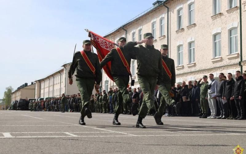 Die Grenzschutzbeamten sagte, wie viele russische Truppen in Weißrussland stationiert seien auf dem Territorium von<strong>Belarus</strong> ist auf tausend Menschen zurückgegangen und sie sind hauptsächlich in den Vorbereitungsprozess auf dem Trainingsgelände involviert.</p>
<p>Dies sagte Andriy Demchenko, ein Vertreter des staatlichen Grenzschutzes der Ukraine, berichtet <strong>Ukrinform</strong>.</p>
<p>Er sagte, dass die Situation in Richtung Weißrussland weiterhin vollständig unter Kontrolle sei.</p>
<p>„Die Bildung der notwendigen (Offensiv-)Gruppierung, die für die Invasion der Ukraine auf dem Territorium von Belarus stationiert werden könnte, steht derzeit nicht fest. Das russische Militär, das sich auf dem Territorium von Belarus befindet, ist hauptsächlich an Übungen beteiligt oder Training auf Trainingsplätzen“, sagte Demchenko. .</p>
<p>Er stellte fest, dass sich auf dem Territorium Weißrusslands etwa 1.000 russische Soldaten befinden, was deutlich weniger ist als zu Beginn des Jahres, als ihre Zahl 10.000 bis 11.000 erreichte.</p>
<p>Demchenko sagte, dass Russland in Zukunft möglicherweise wieder neue Militärformationen nach Weißrussland verlegen könnte, diese aber höchstwahrscheinlich auch auf belarussischen Truppenübungsplätzen für Militäreinsätze ausgebildet werden.</p>
<p>Er sagte, dass ukrainische Grenzschutzbeamte und der Geheimdienst beobachten die Lage in Weißrussland genau, was Russland aktiv hilft. Im Krieg in der Ukraine.</p>
<p>Erinnern Sie sich daran, dass der Kommandeur der Vereinigten Streitkräfte der Ukraine, Generalleutnant Sergei Naev, zuvor sagte, dass <strong>Russland neue Einheiten für den Einsatz in der Ukraine vorbereitet Territorium von Weißrussland</strong>.</p>
<p >Darüber hinaus haben wir zuvor berichtet, dass <strong>ukrainische Grenzschutzbeamte an der Grenze zu Weißrussland lautstark das berühmte Lied „Vrazhe“ spielten</strong>, nachdem die Wachen der Die belarussische Grenze hat eine Audioaufnahme über Borschtsch eingeschaltet.</p>
<h4>Ähnliche Themen:</h4>
<!-- relpost-thumb-wrapper --><div class=