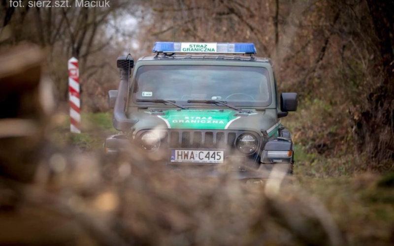 Polnisch Grenzschutzbeamte haben zum ersten Mal aus Weißrussland geschossen: Was ist bekannt? /></p>
<p><strong>Migranten versuchen weiterhin, aus Weißrussland nach Polen zu gelangen.</strong></p>
<p>Für Zum ersten Mal schossen sie an der Grenze zu Weißrussland auf polnische Grenzschutzbeamte. Die Kugeln trafen die Windschutzscheibe, die Mitarbeiter wurden nicht verletzt.</p>
<p>Wprost.pl schreibt darüber.</p>
<p>Die Information wurde am Donnerstag, 15. Juni, während der Präsentation der jüngsten Krise veröffentlicht Bericht der Führung des Grenzschutzdienstes an der Grenze zu Weißrussland im Seimas. Die Dienste versuchen herauszufinden, wer was geschossen hat und wovon.</p>
<p>„Ich weiß nicht, woraus geschossen wurde. Auf jeden Fall hat das Objekt die Seitenscheibe des Autos durchbohrt und ist auf der anderen Seite herausgeflogen.“ und zerbrach ein weiteres Fenster. Da waren zwei Beamte. Der Vorfall bedrohte ihr Leben und ihre Gesundheit“, sagte Oberst Arkadiusz Tivonyuk, stellvertretender Direktor der Grenzschutzabteilung der Hauptdirektion des Grenzschutzdienstes.</p>
<p>Seitdem Anfang 2023 haben polnische Grenzschutzbeamte mehr als 12.000 Versuche registriert, illegal aus Weißrussland nach Polen einzureisen. Oberst Tivonyuk erklärte, dass die meisten Migranten aus Afghanistan, Syrien, Somalia, Jemen und dem Irak kommen.</p>
<p>Erinnern Sie sich daran, dass die Russische Föderation eine neue absurde Behauptung von Polen vorbereitet.</p>
<h4>Ähnliche Themen :</h4>
<!-- relpost-thumb-wrapper --><div class=