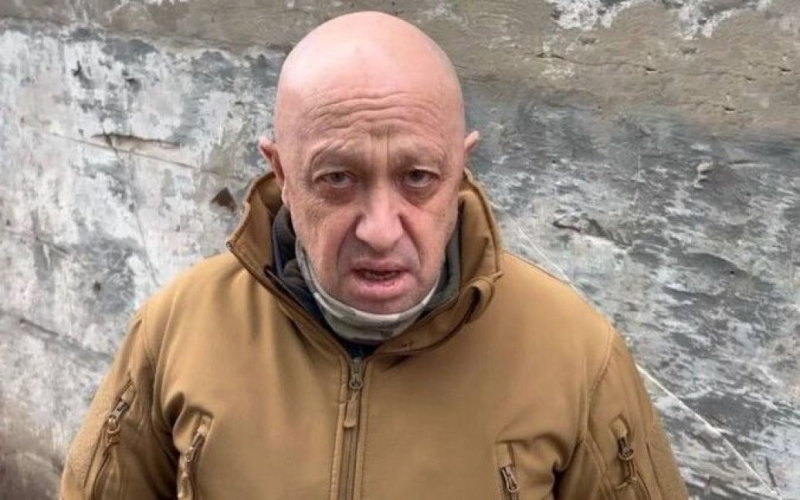 Prigozhin „nahm“ die Karte von Woronesch ein“/></p>
<p><strong>"Wagnerianer" kündigte die Einnahme aller militärischen Einrichtungen in einer anderen Stadt an.</strong></p>
<p>Die Repräsentanz des Wagner PMC gab bekannt, dass sie bereits alle militärischen Einrichtungen in Woronesch kontrolliert. Die lokalen Behörden haben dort erst kürzlich Maßnahmen zur Terrorismusbekämpfung angekündigt. Auch in Prigogine hieß es, örtliche Vertreter der russischen Armee würden auf ihre Seite wechseln.</p>
<p>Die entsprechenden Erklärungen werden von russischen Propagandisten und den „Wagneriten“ selbst veröffentlicht.</p>
<p>Insbesondere gab es eine Nachricht von Wagner, dass alle militärischen Einrichtungen in Woronesch erobert worden seien. Darüber hinaus stellen sich angeblich örtliche Militärs freiwillig auf die Seite der Rebellen.</p>
<p>Unterdessen schreibt der Gouverneur der Region Woronesch, Alexander Gusev, dass er Treffen mit Strafverfolgungsbehörden zur Lage in der Region abhält Region und ergreift „notwendige Maßnahmen“. Insbesondere beschlossen die Behörden, alle öffentlichen Veranstaltungen in der Region für die nahe Zukunft abzusagen.</p>
<p><img decoding=