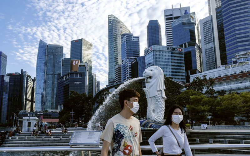 Die teuersten Städte in the world for life – Bewertung“ /></p>
<p><strong>Schweizer Vermögensverwalter bewertet die teuersten Städte im Jahr 2023.</strong></p>
<p><strong>Singapur</strong> Zum ersten Mal an der Spitze der Rangliste der teuersten Städte, kämpft sie darum, das weltweit führende Zentrum für wohlhabende Menschen zu werden.</p>
<p>Bloomberg schreibt darüber.</p>
<p>Laut einem Bericht des Schweizer Vermögensverwalters Julius Behr Group Ltd. überholte der Stadtstaat, der im Ranking im Jahr 2022 bereits den fünften Platz belegte, Shanghai und Hongkong, die jeweils auf den Plätzen zwei und drei lagen. Das Ranking umfasst die 25 teuersten Städte der Welt. Es umfasst Wohnimmobilien, Autopreise, Business-Class-Flüge, Business Schools und mehr. Asien bleibt im vierten Jahr die teuerste Region für Luxusleben.</p>
<p>Singapur, eine der ersten Städte in Asien, die nach Beginn der Covid-19-Pandemie ihre Grenzen wieder öffnete. Gemessen an den Autopreisen ist es die teuerste Stadt der Welt.</p>
<p>Der Studie zufolge sind Wohnimmobilien in Singapur sehr gefragt und die Steuern auf Autos und die Grundkrankenversicherung sind 133 % bzw. 109 % teurer als im weltweiten Durchschnitt.</p>
<p><strong>Neu York</strong> ist von Platz 11 im Jahr 2022 auf Platz fünf vorgerückt, dank eines stärkeren Dollars und nachlassender wirtschaftlicher Auswirkungen nach der Pandemie.</p>
<p><strong>London</strong> fiel von Platz zwei auf Platz vier . Laut Julius Behr schädigen der Brexit und sein „Schock“ weiterhin den Ruf Großbritanniens, und die Stadt sieht sich nun starker Konkurrenz durch aufstrebende Finanzzentren wie Dubai und Singapur ausgesetzt.</p>
<p>Europa, Naher Osten zum ersten Mal Seit Beginn des Berichts sind Afrika und Afrika die Regionen mit dem günstigsten Wohnwert, während europäische Städte in der Rangliste zurückgefallen sind.</p>
<p><strong>Dubai</strong> schaffte es zum ersten Mal in die Top 10, Damit wurde Zürich zur siebtteuersten Stadt, während Zürich auf den 14. Platz zurückfiel. Das Emirat ist ein „Star-Performer“ im diesjährigen Index und die Umsiedlung einer großen Zahl wohlhabender Menschen hat sich auf die Immobilienpreise und die Nachfrage ausgewirkt, sagte Julius Behr.</p>
<h4>Verwandte Themen:</h4>
<!-- relpost-thumb-wrapper --><div class=