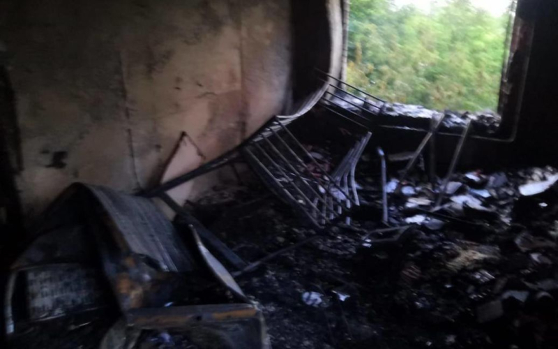 Es gab ein großes Feuer in Moskau: ein Kind starb“ /></p>
<p><strong>Zehn weitere Menschen wurden verletzt.</strong></p>
<p>In einer Wohnung in Moskau brach ein Feuer aus. Ein Kind starb, fünf weitere Kinder wurden verletzt.</p>
<p>Russische Telegram-Kanäle informieren darüber.</p>
<p>Das Feuer brach in einem Haus am Leninsky Prospekt aus. Auch fünf Erwachsene benötigten ärztliche Hilfe, zwei von ihnen wurden ins Krankenhaus eingeliefert.</p>
<p>Die Örtliche Öffentlichkeit veröffentlichte Fotos der Wohnung, in der das Feuer ausbrach.</p>
<p><img decoding=