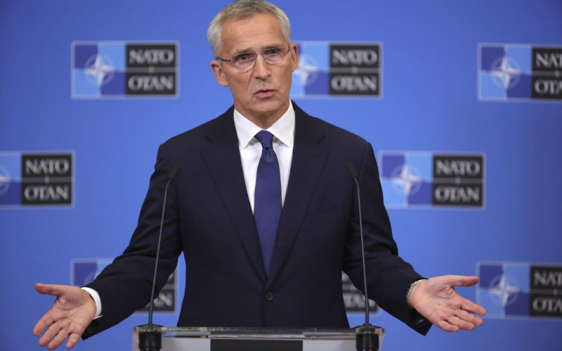 Stoltenberg ist überredet, noch ein Jahr zu bleiben NATO-Generalsekretär – Bloomberg“ /></p>
<p><strong>Die NATO-Länder können sich nicht auf einen Nachfolger von Stoltenberg einigen und ihn bitten, noch ein Jahr im Amt zu bleiben.</strong></p>
<p>Länder <strong>NATO</strong> versuchen, Jens Stoltenberg davon zu überzeugen, für ein weiteres Jahr als Generalsekretär des Bündnisses zu bleiben.</p>
<p>Dies wird von <strong>Bloomberg</strong> berichtet, unter Berufung auf eine eigene Quelle.</p>
<p>Journalisten berichteten, dass sich die NATO-Länder immer noch nicht darauf einigen können, wer den Block nach Stoltenberg anführen wird.</p>
<p>Der Gesprächspartner teilte der Agentur mit, dass US-Präsident John Biden mehrere davon sehr schätze Bewerber für diesen Posten und insbesondere der dänische Premierminister Matte Frederiksen. Aber Washington und den Verbündeten ist bereits klar, dass es im Bündnis derzeit keinen Konsens über Stoltenbergs Nachfolge gibt.</p>
<p>Die Quelle berichtet, dass Stoltenbergs Amtszeit für ein weiteres Jahr eine Einigung über einen Nachfolger ermöglichen wird.</p >
<p >Die Verlängerung der Amtszeit von Stoltenberg bis 2024 wird es ermöglichen, auf das Erscheinen neuer Kandidaten zu warten, da in diesem Jahr Wahlen in der EU stattfinden werden.</p>
<p>Erinnern Sie sich daran, dass Jens Stoltenberg dies zuvor gesagt hat Beim NATO-Gipfel, der vom 11. bis 12. Juli in Vilnius stattfinden wird, wird die Frage der Einladung der Ukraine zur Mitgliedschaft nicht diskutiert.</p>
<p>Darüber hinaus haben wir zuvor darüber informiert, dass die NATO Die Mitglieder beabsichtigen, <strong>der Ukraine ein Format für Beziehungen anzubieten, um politische Unterstützung für das Land zu demonstrieren</strong >.</p>
<h4>Verwandte Themen:</h4>
<!-- relpost-thumb-wrapper --><div class=