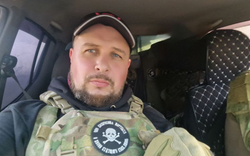 Mord Propagandist Tatarsky: In Russland wurde der „Organisator des Terroranschlags“ angeklagt /></p>
<p><strong>Der Untersuchungsausschuss der Russischen Föderation erhob in Abwesenheit Anklage und setzte einen russischen Journalisten auf die Fahndungsliste, der angeblich die Liquidierung des Soldaten Wladlen Tatarski organisiert hatte.</strong></p>
<p>Der russische Publizist Roman Popkov, der seit kurzem in der Ukraine lebt, wurde vom Untersuchungsausschuss der Russischen Föderation offiziell als „Organisator des Terroranschlags“ bezeichnet, woraufhin der sogenannte „Militärkamerad“, Propagandist Maxim Fomin, bekannt als Vladlen Tatarsky, wurde in St. Petersburg liquidiert.</p>
<p>Darüber wurde am Donnerstag, dem 1. Juni, im Untersuchungsausschuss der Russischen Föderation (TFR) berichtet.</p>
<p>„Im Verlauf der Ermittlungen wurde festgestellt, dass der auf dem Territorium der Ukraine lebende Journalist Roman Popkov an der Begehung des Verbrechens beteiligt war. Er wurde auf die Fahndungsliste gesetzt und in Abwesenheit eines Verbrechens gemäß Teil 4 angeklagt des Artikels 205.1 des Strafgesetzbuches der Russischen Föderation (Verwaltung der Begehung einer terroristischen Handlung)“, heißt es in der Nachricht.</p>
<p>Nach Angaben der Ermittler kommunizierte Popkov in sozialen Netzwerken aktiv mit Daria Trepova, die im Fall „Terroranschlag“ angeklagt ist. Angeblich brachte Trepova auf seine Anweisung eine mit Sprengstoff gefüllte Figur zu einem Treffen mit dem „Militärkorrespondenten“ in ein Café.</p>
<p>Heute, am 1. Juni, verlängerte das Gericht die in dem Formular enthaltene Zurückhaltungsmaßnahme Haftstrafe bis zum 2. September.</p>
<p> p> </p>
<p>Die TFR erinnerte auch daran, dass zuvor auch ein ukrainischer Staatsbürger, Jurij Denissow, in einem Strafverfahren auf die Fahndungsliste gesetzt worden war. Nach Angaben des FSB sammelte er Informationen über Tatarsky.</p>
<p>Es ist bekannt, dass Roman Popkov in Kiew lebt. Er bestätigte seine Kommunikation mit Trepova, die sich jedoch seiner Meinung nach nicht auf das Attentat auf Tatarsky bezog. Popkow nannte die Annahme seiner Beteiligung an dem Mord eine Lüge.</p>
<p>In den 2000er Jahren war Popkow der Anführer der Moskauer Zweigstelle der Nationalbolschewistischen Partei. Nach dem russischen Einmarsch in die Ukraine begann er, an den Sendungen und Veranstaltungen des ehemaligen Staatsduma-Abgeordneten Ilja Ponomarew, der in der Ukraine lebt, teilzunehmen. Popkow hat wiederholt die Aktivitäten des russischen Freiwilligenkorps unterstützt.</p>
<p>Erinnern Sie sich daran, dass sich die Explosion, bei der der Propagandist Wladlen Tatarski getötet wurde, am 2. April in einem Café im Zentrum von St. Petersburg ereignete.</p>
<h4> Ähnliche Themen:</h4>
<!-- relpost-thumb-wrapper --><div class=