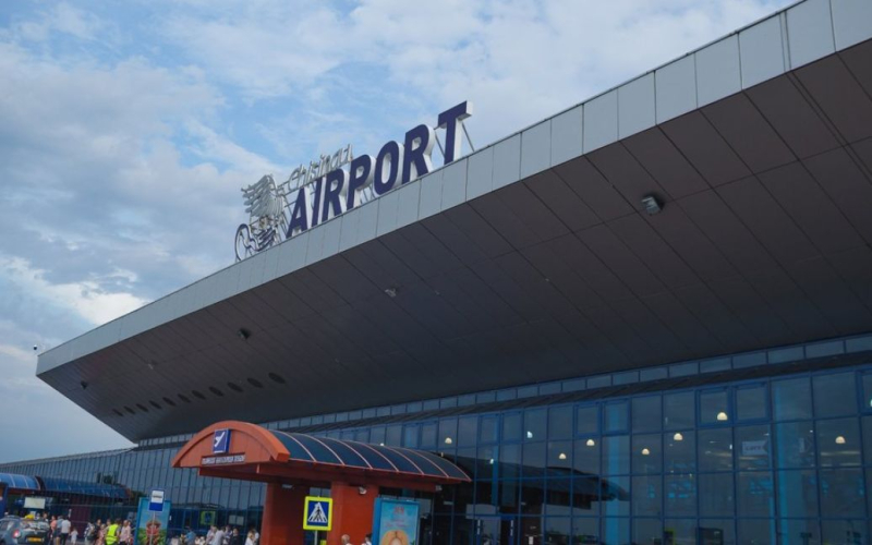 В Am Flughafen in Chisinau eröffnete ein Russe das Feuer: Es gibt zwei Opfer.“ /></p>
<p><strong>Der Russe schoss auf den Grenzschutzbeamten und dann auf den Wachmann.</strong></p>
<p>Heute, am 30. Juni, kam es am Flughafen in Chisinau zu einer Schießerei.</p>
<p>Dies berichtet die lokale Veröffentlichung Point.</p>
<p>Der Veröffentlichung zufolge war der Schütze ein Staatsbürger der Russischen Föderation, der mit einem Flug aus der Türkei in Chisinau ankam. Zuerst schoss er auf den Grenzschutzbeamten, dann auf den Wachmann, der angeblich versucht hatte, den Angreifer außer Gefecht zu setzen. Berichten zufolge starb der Grenzschutzbeamte.</p>
<p>Die Flughafenmitarbeiter wurden aus dem Gebäude evakuiert. Später verbarrikadierten sich die feuernden Russen im Flughafen. Die Gründe, warum der Mann schoss und wie er mit einer Waffe zum Flughafen gelangte, sind noch nicht bekannt.</p>
<p>Anschließend bestätigte das Innenministerium des Landes die Informationen über die Schießerei.</p>
<p> < p>„Am internationalen Flughafen Chisinau kam es zu einem Vorfall, bei dem ein ausländischer Staatsbürger, der nicht in das Hoheitsgebiet der Republik Moldau einreisen durfte, Schusswaffen benutzte“, heißt es in dem Bericht.</p>
<p>Der Die Nationalität des Angreifers wird vom Innenministerium der Republik Moldau nicht angegeben. Das Ministerium meldete außerdem mindestens zwei Zagblis.</p>
<p>„Das ukrainische Außenministerium beobachtet die Situation am Flughafen in Chisinau. Diplomaten interagieren mit den moldauischen Behörden, um Einzelheiten zu erfahren, die mögliche Anwesenheit von Ukrainern herauszufinden, “, sagte der offizielle Vertreter des Außenministeriums der Ukraine, Oleg Nikolenko.</p>
<p>Erinnern wir uns daran, dass der Gauleiter des besetzten Teils der Region Cherson, Wladimir Saldo, nach der Explosion auf der Chongarsky-Brücke mit einem Angriff gedroht hat die moldauischen Giurgiulesti. Moldawien reagierte auf solche unverschämten Aufrufe.</p>
<p><u><em><strong>Lesen Sie auch:</strong></em></u></p>
<h4>Ähnliche Themen:</h4>
<!-- relpost-thumb-wrapper --><div class=