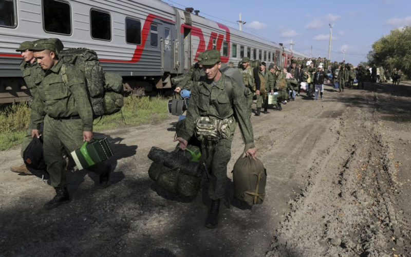 В Weißrussland hat mehr russisches Militär: Gibt es eine Bedrohung? /></p>
<p><strong>Soldaten der russischen Armee nehmen an der Ausbildung teil.</strong></p>
<p>Auf dem Territorium benachbarter Gebiete< stark>Belarus</strong > setzt eine leichte Aufstockung des russischen Militärs voraus. Die Soldaten des Aggressorlandes nehmen an der Ausbildung teil</p>
<p>Dies gab der Vertreter des staatlichen Grenzschutzes der Ukraine, Andrij Demtschenko, in der Sendung des Telethons bekannt.</p>
<p>„Das russische Militär.“ Bleiben weiterhin auf dem Territorium von Belarus. Aber sie sind stärker in die Ausbildung und Vorbereitung involviert. Glücklicherweise ist ihre Zahl derzeit gering. Das heißt, wir stellen nicht fest, dass Russland über genügend Truppen auf dem Territorium von Belarus verfügt, um sie durchzuführen „Eine wiederholte Invasion aus dieser Richtung“, betonte der Vertreter des Staatsgrenzdienstes.</p>
<p >Laut Demtschenko meldete die GNSU Anfang 2023 und Ende letzten Jahres, dass die Zahl der russischen Militärs gestiegen sei in Weißrussland waren es etwa 10-11.000.</p>
<p>“Derzeit schätzen wir diese Zahl auf etwa 1,5.000 Militärangehörige. Ihre Zahl ist in letzter Zeit geringfügig um etwa 500 Personen gestiegen. Seit wir uns unterhalten haben Die Zahl liegt etwa bei etwa tausend“, fügte er hinzu.</p>
<p>Wie berichtet, begannen in Weißrussland die sogenannten „Mobilisierungsübungen“. <strong>Sie dauern 10 Tage – bis zum 30. Juni.</strong> Die sogenannten Übungen finden jährlich nach dem Ausbildungsplan der Streitkräfte der Republik Belarus statt.</p>
<h4>Verwandte Themen: </h4>
<!-- relpost-thumb-wrapper --><div class=