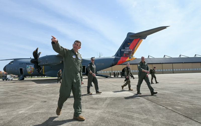 В Deutschland hat mit den größten NATO-Übungen der Geschichte begonnen. /></p>
<p><strong>Etwa 250 Flugzeuge werden an den Übungen des Bündnisses teilnehmen.</strong></p>
<p>Am Montag, den 12. Juni , Deutschland begann die größte Luftwaffenübung in der Geschichte der NATO. Damit demonstrieren die Alliierten ihre militärische Ausbildung vor dem Hintergrund der russischen Invasion in der Ukraine.</p>
<p>Das berichtet Bloomberg.</p>
<p>Mehr als 20 Länder und etwa 250 Flugzeuge nehmen daran teil Übung namens Air Defender 23, darunter F-35-Kampfflugzeuge, AWACS-Aufklärungsflugzeuge sowie Tanker und Flugzeugträger.</p>
<p>Etwa zwei Wochen lang wird das Militär seine Fähigkeiten im Luftraum Deutschlands verbessern Niederlande und Tschechien. Die Ausbildung findet größtenteils in Deutschland statt. Das Militär wird einen Teil des Luftraums vier Stunden am Tag nutzen, in diesem Zusammenhang wird sich der Flugplan für zivile Flugzeuge leicht ändern.</p>
<p>Zuvor haben wir berichtet, dass das ukrainische Militär im Vereinigten Königreich seine Ausbildung abgeschlossen hat Verwaltung der selbstfahrenden Artilleriegeschütze und Panzer AS90 Challenger 2.</p>
<p><u><strong>Siehe auch:</strong></u></p>
<h4>Verwandte Themen:</h4>
<!-- relpost-thumb-wrapper --><div class=