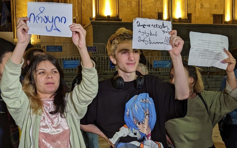 Georgien protestierte gegen pro- Russisch /></p>
<p><strong>Drei Inhaftierte sind bekannt.</strong></p>
<p>Am Abend des 2. Juni protestierten mehrere Dutzend Menschen gegen den Machtwechsel in der Russischen Föderation. sowie für die Wahrung demokratischer Rechte und Freiheiten. Die Aktion wurde von der „Jiuti“-Bewegung organisiert.</p>
<p>Das berichtet „News-Georgia“.</p>
<p>Darüber hinaus brachten die Teilnehmer ihre Unterstützung für Betsi Grigoriadis zum Ausdruck, die vom Gericht mit einer Geldstrafe von 2.000 GEL belegt wurde, weil sie wegen Protesten gegen das Gesetz über „ausländische Agenten“ versucht hatte, in der Nähe des Parlaments ein Zelt aufzubauen.</p>
<p>Die Demonstranten unternahm keine aktiven Schritte, aber Polizeibeamte versuchten, mit Plakaten zu kämpfen, mit denen die Leute kamen. Während der Aktion verwendeten sie insbesondere das Plakat „Irakli“, das sich auf den georgischen Premierminister Irakli Garibashvili und den Vorsitzenden der Regierungspartei Irakli Kobachidse bezog. Allerdings wurde ein Buchstabe der Inschrift geändert, was einen obszönen Hinweis darstellte. Einige Teilnehmer verwendeten sogar das alte georgische Alphabet, sodass die Inschriften darauf nicht klar waren.</p>
<p><iframe class=