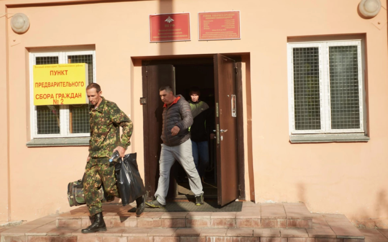 In Russland ein Beamter hat das Militäreinberufungsamt „Molotow-Cocktails“ aufgegeben /></p>
<p><strong>Ein Mitarbeiter des Ministeriums für Architektur und Bauwesen versuchte, das Militärrekrutierungsbüro in Brand zu setzen.</strong></p>
<p>Im <strong>Russischen</In der Stadt Wladimir warf ein 55-jähriger örtlicher Beamter drei „Molotowcocktails“ in das Gebäude des Militärregistrierungs- und Einberufungsamts.</p>
<p>Dies berichtet der Baza-Telegram-Kanal.</p >
<p>Zhanna Romanovskaya fuhr in einem Tarnanzug mit einem Auto zum Gebäude und warf drei Flaschen mit brennbarer Flüssigkeit hinein. Das Feuer wurde von Polizisten gelöscht, die das Rekrutierungsbüro bewachten.</p>
<p>Sie nahmen Romanovskaya unmittelbar nach dem Brandanschlag fest.</p>
<p>Beim Angreifer wurden ein Fünf-Liter-Kanister und Lumpen beschlagnahmt. Jetzt arbeiten die Ermittler mit Romanowskaja zusammen, das Motiv der Frau ist noch unbekannt.</p>
<p>Wir erinnern uns: <strong>SBU-Oberst Roman Kostenko schließt nicht aus, dass Russland versuchen könnte, andere Wasserkraftwerke in der Ukraine zu untergraben.< /strong></p>
<h4>Ähnliche Themen:</h4>
<!-- relpost-thumb-wrapper --><div class=