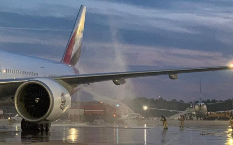 Feuer in St. Petersburg Passagierflugzeug (Video)“ /></p>
<p><strong>Retter arbeiten am Unfallort.</strong></p>
<p>In der Nacht von Samstag, 1. Juli, in Pulkovo Am Flughafen in St. Petersburg fing ein Passagierflugzeug Feuer. Es sollte in die Vereinigten Arabischen Emirate fliegen.</p>
<p>Lokale Telegram-Kanäle berichten darüber.</p>
<p>Passagiere wurden evakuiert und das Linienschiff zum Parkplatz geschleppt. Retter sind vor Ort. Nach vorläufigen Angaben fing eines der Triebwerke des Flugzeugs Feuer. Es liegen noch keine Informationen über die Opfer vor.</p>
<p>Zuvor hatten wir berichtet, dass ein Flugzeug, das von Manchester (England) nach Dalaman (Türkei) flog, wegen zweier Russen in Griechenland notlandete. Bürger des Aggressorlandes waren an Bord betrunken und wollten sich mit anderen Passagieren streiten.</p>
<h4>Verwandte Themen:</h4>
<!-- relpost-thumb-wrapper --><div class=