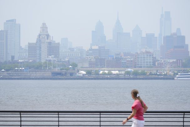 Rauch von Bränden: Luftverschmutzung in New York überschritten />< /p></p>
<p> Aufgrund schwerer Brände in Quebec kommt es sowohl in den USA als auch in Kanada zu Flugverspätungen, Stränden sind geschlossen und Unterhaltungsveranstaltungen werden verschoben. Ungefähr tausend Feuerwehrleute versuchen, die Brände zu bekämpfen.</p>
<p>Denken Sie daran, dass in Kanada einige der schlimmsten Waldbrände der Geschichte wüten. Ungefähr 10.000 Einwohner der Küstenregion Quebecs mussten ihre Häuser verlassen, als die Region die Evakuierung ankündigte. Die Armee war an der Löschung der Brände beteiligt.</p>
<p>Experten gehen von einer deutlichen Lokalisierung der Brände und einer Verbesserung der Luftqualität Ende dieser oder Anfang nächster Woche aus.</p>
<p><u>< strong>Lesen Sie auch:</strong ></u></p>
<h4>Verwandte Themen:</h4>
<!-- relpost-thumb-wrapper --><div class=