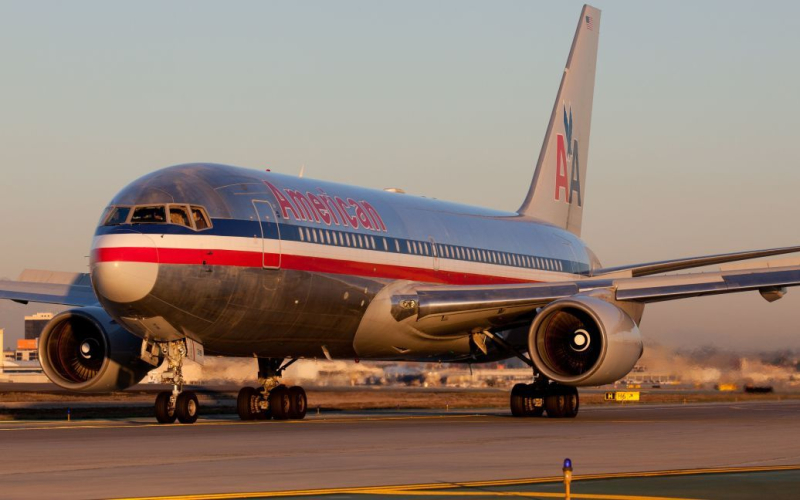 Frau spuckte einen anderen Flugzeugpassagier an und sprang von der Notrutsche