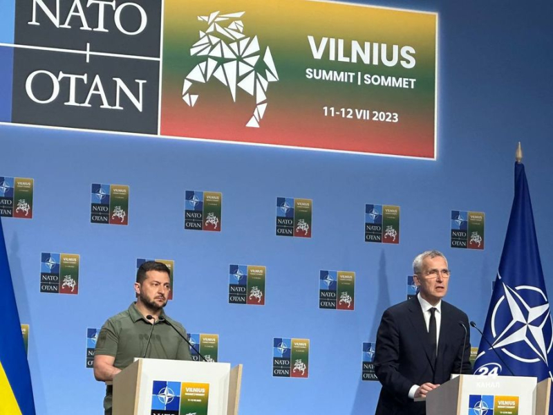 Zelensky und Stoltenberg halten eine gemeinsame Pressekonferenz ab