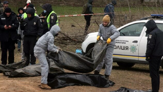 In Bucha wurden Autos mit Zivilisten beschossen. Während der Zeit der vorübergehenden Besetzung in Bucha wurden Kriegsverbrechen begangen.</p>
<p>Dies wird im Pressedienst der Abteilung berichtet.</p>
<p>Wie die Ermittler herausfanden raus — Dabei handelt es sich um Soldaten des 1. Zuges der 37. separaten motorisierten Schützenbrigade der 36. kombinierten Armee der RF-Streitkräfte (Kyakhta, Republik Burjatien).</p>
<p>Während der Einnahme des Dorfes Motyzhin im Bezirk Buchansky führten sie Strafmaßnahmen auf dem Gebiet der Siedlung durch. Bei einer dieser Razzien drangen die Angeklagten in eine Kolonne gepanzerter Fahrzeuge der Russischen Föderation ein und eröffneten das Feuer auf zwei Autos mit Zivilisten.</p>
<p>Durch feindlichen Beschuss kamen sechs Ukrainer ums Leben — Sowohl Fahrer als auch Passagiere.</p>
<p>Den Ermittlungen zufolge wurden die kriminellen Handlungen der Rashisten vom Gruppenführer <strong>Leutnant Alexander Rybas</strong> befehligt. Und sie führten seine Anweisungen direkt aus:</p>
<ul>
<li>Leutnant Sergey Tikhonkikh;</li>
<li>Sergeant Valeh Eminov;</li>
<li>Sergeant Anton Burenok;</li>
<li>Junior Sergeant Dmitry Gal sanov;</li>
<li>Junior Sergeant Vlad Islav Matveev;</li>
<li>Unteroffizier Roman Igumnov;</li>
<li>Unteroffizier Zakhar Petrov;</li>
<li>Gefreiter Gennadi Plotnikow;</li>
<li>Gefreiter Nikolai Bushuev;</li>
<li>Soldat Trofim Iwanow.</li>
</ul>
<p>Auf der Grundlage der gesammelten Beweise informierten die SBU-Ermittler die Angreifer über den Verdacht gemäß Teil 2 der Kunst. 28 und Teil 2 der Kunst. 438 des Strafgesetzbuches (Verstoß gegen die Gesetze und Bräuche des Krieges, verbunden mit vorsätzlichem Mord).</p>
<p>Erinnern Sie sich daran, dass die Streitkräfte der Ukraine am 31. März Bucha und die gesamte Bucha-Gemeinde in der Region Kiew von den Russen befreit haben. Während der Besatzung töteten und folterten die Invasoren Hunderte von Menschen.</p>
<p>Im März 2023 berichtete Selenskyj, dass in Bucha und im Bezirk Buchansky mehr als 1.400 Menschen, darunter 37 Kinder, gestorben seien.</p>
<p>Mehr als 175 Menschen wurden in Massengräbern und Folterkammern gefunden. Insgesamt hat die russische Armee in der Region Bucha mehr als 9.000 Kriegsverbrechen begangen.</p>
<p>Am 2. Juli 2023 wurde in Bucha ein Denkmal zum Gedenken an die Bewohner der Stadt eröffnet, die das russische Militär während der Besatzung getötet hat. Es besteht aus 501 Tafeln mit den Namen identifizierter Opfer der russischen Aggression.</p>
</p></p>
<!-- relpost-thumb-wrapper --><div class=