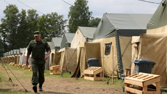 Wagneriten könnten versuchen, nach Polen einzudringen, um „die NATO zu testen“ – Kaminsky“ />< /p> </p>
<p>Vizemarschall des polnischen Senats, Michal Kaminsky, sagte, dass sein Land die Bedrohung aufgrund der Präsenz von PMC-Wagner-Kämpfern nahe der polnischen Grenze in Weißrussland ernst nehme.</p>
<p>Kaminsky sagte dies am die Luft von United News. </p>
<p>Ihm zufolge hat Polen die Truppenpräsenz an der Ost- und Nordostgrenze bereits erhöht.</p>
<blockquote>
<p>–Wir nehmen die damit verbundene Bedrohung sehr ernst mit der Präsenz von PMC Wagner nahe der polnischen Grenze in Weißrussland. Wir haben bereits reagiert, indem wir die Stärke unseres Militärs an der Ost- und Nordostgrenze erhöht haben. Dies ist im selben Suwal-Korridor. „Dies ist ein so heikler Moment in der Geographie der NATO – die Suwalski-Lücke“, betonte der Vizemarschall.</p>
</blockquote>
<p>Er erinnerte an die Worte von Präsident Joe Biden, der vor einigen Monaten Polen besuchte , dass die NATO jeden Zentimeter des Territoriums der Mitgliedsländer des Blocks schützen wird.</p>
<p>Die polnischen Behörden schließen die Möglichkeit nicht aus, dass Wagner-Söldner versuchen könnten, nach Polen einzudringen, mit dem Ziel, … Er testet die NATO”, sagte Michal Kaminsky.</p>
<p >Höchstwahrscheinlich wird es sich um eine Art terroristische Operation handeln und nicht um eine umfassende Invasion, wie im Fall der Ukraine.</p>
<p>Vizemarschall Kaminsky bezweifelt, dass Russland eine militärische Invasion anstreben wird, da dies bereits ein klarer Krieg mit der NATO wäre. </p>
</p></p>
<!-- relpost-thumb-wrapper --><div class=