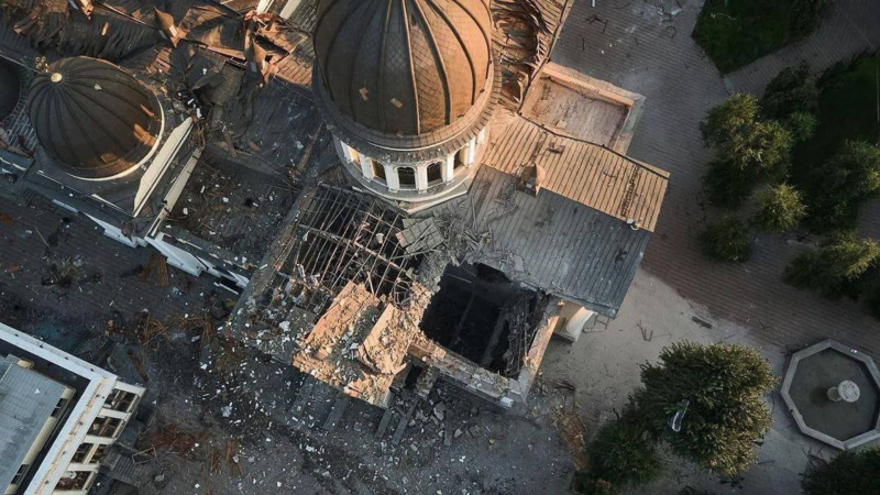 Rakete durchschlug die Spaso-Preobrazhensky-Kathedrale in Odessa und zerstörte den ersten Stock. Fundament beschädigt