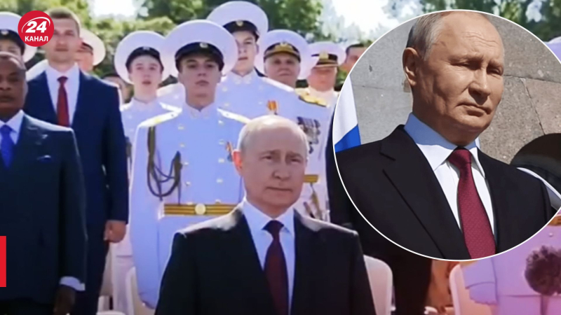 Putin erschien nach dem Angriffsdrohnen auf Moskau: Er wurde darüber informiertKreml-Diktator Putin nahm an der Parade der russischen Marine in St. Petersburg teil. Während der gesamten Veranstaltung wirkte er traurig und angespannt. Denn er wurde bereits über nächtliche Angriffe in Moskau informiert.</strong></p>
<p>Putin unternahm zusammen mit Verteidigungsminister Sergej Schoigu und dem Kommandeur der Marine des Aggressorlandes, Admiral Nikolai Jewmenow, eine Bootsfahrt vorbei an Schiffen auf der Newa.</strong></p>
<p> p></p>
<p>Interessant ist, dass die Parade in den Newa-Gewässern von einem Kanonensegelschiff der Linie mit dem bemerkenswerten Namen „Poltawa“ angeführt wird. </p>
<p><strong> Putin erschien bei der Parade nach dem nächtlichen „Klatsch“ in Moskau: Video</strong></p>
<p>In seiner Rede sagte Putin, dass der Hauptzweck der Flotte darin besteht, das Mutterland zu schützen, sodass Russland seine Macht weiter ausbaut. Ihm zufolge wurden in diesem Jahr 30 Schiffe verschiedener Klassen zur russischen Flotte hinzugefügt.</p>
<p>„Patriotismus als Herzstück der Marinekultur hilft bei der Bewältigung von Aufgaben und weckt Stolz auf unsere furchtlose Flotte“, sagte Putin .</p>
<p >Es ist unmöglich, den traurigen und angespannten Blick des Diktators nicht zu übersehen. Auch die allgemeine Atmosphäre der Feier sei nicht sehr fröhlich gewesen, schreiben die Medienalle Anwesenden schauten von Zeit zu Zeit misstrauisch in den Himmel.</strong></p>
<p><strong></strong> <em> Vielleicht war statt Putin ein Double bei der Veranstaltung/Video Screenshot</em></p>
<p>Außerdem ging Putin „zum Volk“: Russische Medien schüttelten Vadim Gorelov, einem Vater vieler Kinder aus Magadan, die Hand. Das deutet darauf hin, dass nicht Putin selbst an der Parade teilgenommen hat, sondern sein Doppelgänger, denn der Kreml-Diktator hält sich bei Veranstaltungen normalerweise von Menschen fern.</p>
<h2 class=