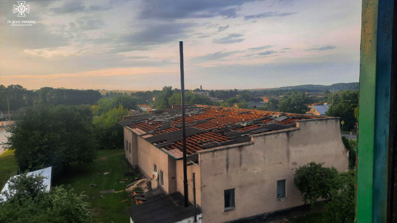 Umgestürzte Bäume und beschädigt Gebäude: Unwetter fegt über Teile von Regionen hinweg“ /></p >
<p id=