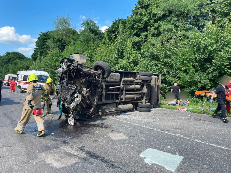 Die Hälfte des Autos wurde abgerissen: in der Region Poltawa. Bei dem Unfall kamen 2 Menschen ums Leben, weitere 10 wurden verletzt