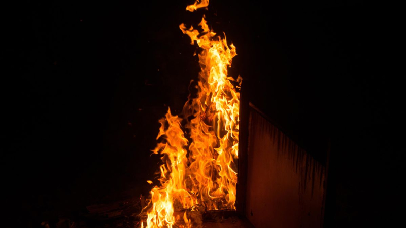 Nach dem russischen Angriff fing ein Wohnhaus in Nikolaev Feuer, es gibt Verletzte