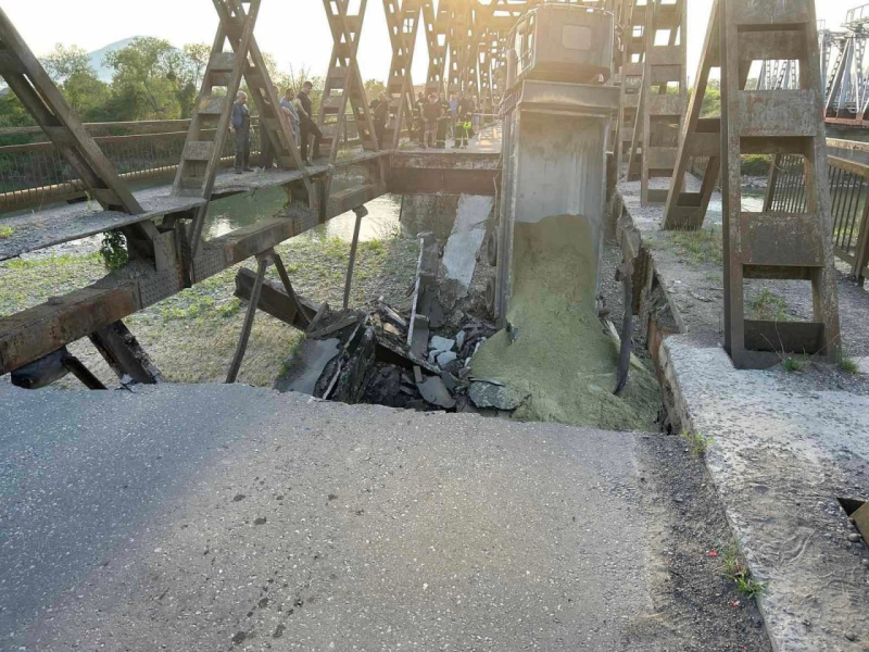 Zwei Autos fielen in den Fluss: In Transkarpatien wurden 5 Menschen durch den Einsturz der Brücke verletzt, darunter auch Kinder