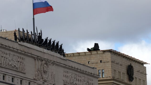 Pantsir-S1 auf dem Dach des Verteidigungsministeriums der Russischen Föderation konnte eine Drohne, die über 300 Meter abstürzte, nicht abschießen