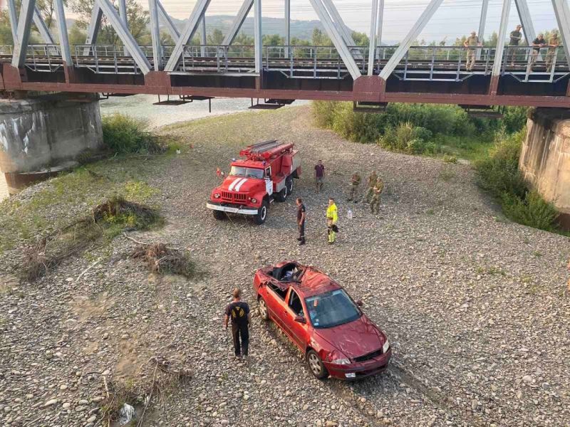 Zwei Autos fielen in den Fluss: In Transkarpatien wurden 5 Menschen durch den Einsturz der Brücke verletzt, darunter auch Kinder