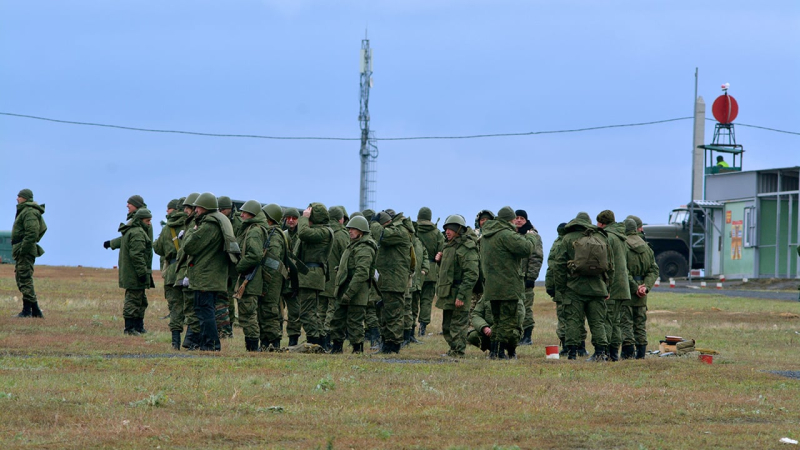 Seit 2022 wurden in den besetzten Gebieten bis zu 60.000 Männer in die russische Armee aufgenommen – GUR“ /></p>
<p>Seit Anfang 2022 hat Russland in den vorübergehend besetzten Gebieten der Ukraine bis zu 60.000 Mann gewaltsam in seine Armee aufgenommen.</p>
<p>Andriy Chernyak, ein Vertreter des Mains Dies sagte die Geheimdienstdirektion des Verteidigungsministeriums der Ukraine.< /p> </p>
<p>Er erklärte, dass er von einer erzwungenen Mobilisierung während eines umfassenden Krieges spreche. Die russischen Besatzer nahmen Männer sowohl in Betrieben als auch auf der Straße gefangen.</p>
<blockquote>
<p>– Die Besatzer fingen Menschen auf der Straße auf, kamen zu den wenigen Betrieben, die noch in Betrieb waren, und verschleppten Menschen gewaltsam – sie habe mich einfach umgezogen und nach vorne geschickt, — Chernyak betonte.</p>
</blockquote>
<p>Rashisten versprachen solche „Mobilisierungen“, dass sie in der zweiten und dritten Verteidigungslinie stehen würden. Tatsächlich seien sie an die Front geworfen worden, erklärte der Vertreter der Hauptdirektion für Geheimdienste.</p>
<p>So hat die Russische Föderation ab Anfang 2022 „mobilisiert“. in seiner Armee 55.000 bis 60.000 Mann in den besetzten ukrainischen Gebieten. Sogar Studenten wurden in die Truppen der Russischen Föderation getrieben.</p>
<p>– Ein Mann ging morgens zum Unterricht und zwei Tage später befindet er sich bereits im Krieg. Tatsächlich betrachtet Russland die Bewohner der Regionen Donezk und Luhansk nicht als Menschen, daher ist es den Besatzern völlig egal, die Gesetze funktionieren nicht, & # 8212; sagte Chernyak.</p>
<p>Er fügte hinzu, dass die einzige wirkliche Überlebenschance für solche „mobilisierten“ Menschen bestehe. – bei der ersten Gelegenheit zur Kapitulation.</p>
<p>Nach Angaben des Verteidigungsministeriums der Ukraine erleiden russische Truppen an der Front erhebliche Verluste. In Richtung Bachmut übersteigen die Verluste der Russischen Föderation unser Minimum um das Achtfache und in Richtung Berdjansk und Mariupol um mehr als das Fünffache.</p>
</p>
</p>
</p >
<!-- relpost-thumb-wrapper --><div class=