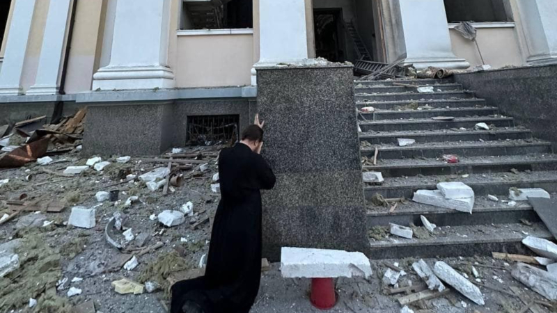 Rakete durchschlug die Spaso-Preobrazhensky-Kathedrale in Odessa und zerstörte den ersten Stock. Fundament beschädigt