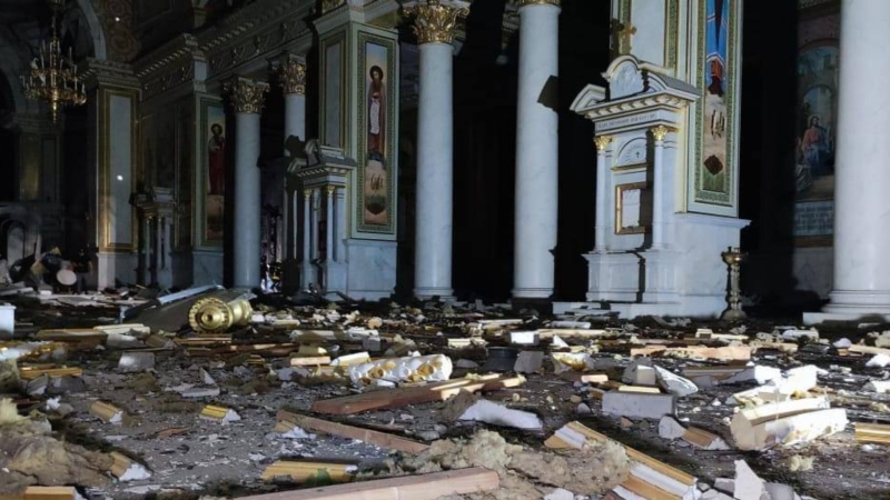 Die Rakete durchschlug die Verklärungskathedrale in Odessa bis zum ersten Stock. Das Fundament wurde beschädigt