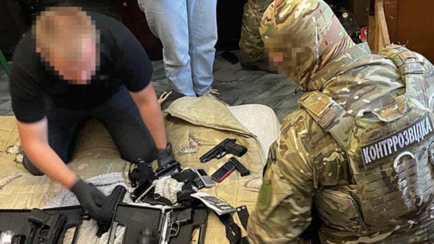 Ich habe in meiner eigenen Datscha einen Beobachtungsposten für die Streitkräfte der Ukraine eingerichtet. In Saporoschje , hat der SBU einen Informatiklehrer festgenommen, der für die Russische Föderation gearbeitet hat. </p>
<p>Wie die Ermittler herausfanden, rekrutierte der Feind Mitte Juli 2023 aus der Ferne für eine Zusammenarbeit.</p>
<blockquote>
<p>– Auf Anweisung des Angreifers sammelte sein Verbündeter heimlich Informationen über den Einsatz und die Bewegung der Verteidigungskräfte in der Region. Um Informationen zu sammeln, richtete der Beteiligte einen Beobachtungsposten in seiner eigenen Datscha ein, die sich in einer der Gartenpartnerschaften nahe der Südfront befindet, sagte die SBU.</p>
</blockquote>
<p>Ein Mann, der benutzt Mit Ferngläsern und anderen Optiken versuchten sie, vorgeschobene Stellungen der Streitkräfte der Ukraine aufzuspüren.</p>
<p>Außerdem reiste der Angreifer auf einem Fahrrad durch benachbarte Datscha-Genossenschaften und die Umgebung, wo er die Bewegungsrouten aufzeichnete von ukrainischer Militärausrüstung.</p>
<p>Er übermittelte über einen beliebten Messenger Textnachrichten mit den Koordinaten von Objekten der Verteidigungskräfte an einen Vertreter der russischen Geheimdienste.</p>
<p>„Die Besatzer benötigten Geheimdienstinformationen, um Feuerangriffe auf Einheiten der Streitkräfte der Ukraine vorzubereiten, einschließlich des Einsatzes der feindlichen Flugabwehrraketensysteme S-300 und S-400“, heißt es in der Nachricht.</p>
<p>Die SBU-Offiziere handelten Früher als geplant, festgenommener Agent des Kremls beim Versuch, Geheimdienstinformationen an den Angreifer zu übermitteln.</p>
<p><strong>Bei Durchsuchungen am Wohnort des Häftlings fanden die Ermittler Folgendes:</strong></p >
<ul>
<li>ein Mobiltelefon und ein Laptop mit Beweisen seiner Korrespondenz mit den Sonderdiensten der Russischen Föderation;</li>
<li>vier zu Kampfpistolen umgebaute Signal-Rausch-Pistolen;</li>
<li>drei Walkie-Talkies;< /li>
<li>optische Überwachungsgeräte entfernter Objekte.</li>
</ul>
<p>Auf der Grundlage der gesammelten Beweise informierten die SBU-Ermittler den Angeklagten über den Verdacht gemäß Teil 3 der Kunst. 114-2 des Strafgesetzbuches (unerlaubte Verbreitung von Informationen über die Bewegung, Bewegung der Streitkräfte der Ukraine, begangen unter Kriegsrecht).</p>
<p><img decoding=