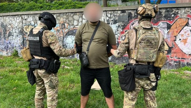 &rdquo;Das Auto abschneiden und den Verkehr stoppen: In Kiew hielt der Fahrer den Krankenwagen auf davon abgehalten, das Kind auf die Intensivstation zu bringen“ /></p>
<p>In Kiew blockierte der Fahrer eines teuren Autos die Bewegung eines Krankenwagens, der ein zweijähriges Kind auf die Intensivstation brachte.</p>
<blockquote>
<p>— Mithilfe der mitgelieferten Baken und eines speziellen Tonsignals transportierten die Ärzte gerade ein zweijähriges Kind ins Krankenhaus. Dem Fahrer gefiel es nicht, wie Sonderfahrzeuge auf der äußersten linken Spur rasten, also „brach er ab“. auto und stoppte die Bewegung des NSR, — berichtet die Hauptdirektion der Nationalen Polizei in Kiew.</p>
</blockquote>
<p>Es wird darauf hingewiesen, dass der Täter erst nach der Überredung der Ärzte die Durchfahrt des SMP-Wagens freigegeben hat.</p>
<p> Das entsprechende Video erschien heute in den sozialen Netzwerken. Auch die Polizei bemerkte ihn.</p>
<p>In der Folge wurde der Mann festgenommen. Diese Veranstaltung wird als Rowdytum im Sinne von Art. qualifiziert. 296 des Strafgesetzbuches der Ukraine. Dem Fahrer drohen bis zu 5 Jahre Gefängnis.</p>
<p><img decoding=