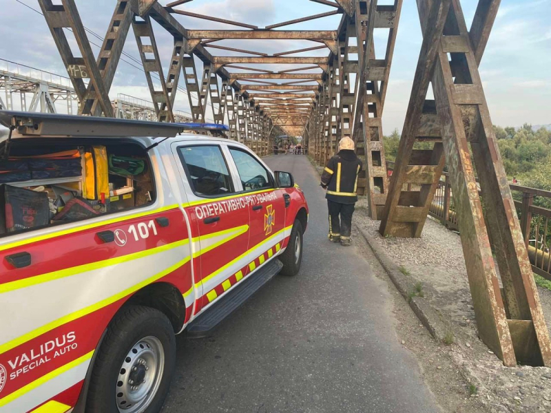 Zwei Autos fielen in den Fluss: In Transkarpatien wurden 5 Opfer durch den Einsturz der Brücke verletzt, darunter – Kinder