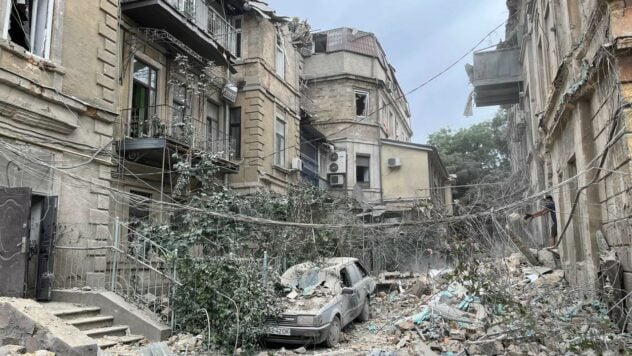 Die UN verurteilten den Raketenangriff auf Odessa, „vergaßen“ aber zu erwähnen, dass es Russland war.“ /></p>
<p>Die Vereinten Nationen (UN) verurteilten den Raketenangriff auf das historische Zentrum von Odessa sa, vergaß aber zu erwähnen, dass Russland diesen Angriff durchgeführt hat.</p>
<p>Die entsprechende Nachricht wurde auf der UN-Seite auf Twitter veröffentlicht. </p>
<p>– Heute sind die Einwohner von Odessa erneut von den Explosionsgeräuschen aufgewacht. Die Angriffe fielen auf das historische Zentrum der Stadt, beschädigten Wohngebäude und die Kathedrale und führten auch zum Tod und zur Verletzung von Zivilisten. </p>
<p> Das humanitäre Völkerrecht definiert klar: Die Zivilbevölkerung und die zivile Infrastruktur sind kein Ziel, hieß es in der Nachricht. </p>
<p> Diese Nachricht löste eine Reihe empörender Kommentare bei den Lesern aus. P> – und natürlich werden Sie nicht einmal sagen, wer Odessa getroffen hat, wie immer. Keine Verurteilung, nur leere Worte, wie immer.</p>
<p>–Russland sollte nicht in der UNO sein.</p>
<p>– Wer schlägt zu? Wer verursacht den Schaden? Nennen Sie dieses Land!</p>
<p>– Ich frage mich, wer auf diese Häuser, die Kathedrale und Zivilisten geschossen hat? Sag es mir bitte. Es scheint, dass Sie es wissen, aber nicht sagen, – Benutzer sozialer Netzwerke kommentieren den UN-Beitrag.</p>
</blockquote>
<p>In der Nacht des 23. Juli feuerten russische Invasoren mindestens fünf Raketentypen aller Art von Stützpunkten in der Region Odessa ab – Kaliber, Onyx, X-22, Iskander-K sowie ballistische Iskander-M.</p>
<p>Infolge eines massiven Angriffs der Russen in Odessa und der Region starb er eine Person, 22 weitere wurden verletzt, darunter vier Kinder. Unter den Trümmern eines zerstörten Privathauses holten Retter wie durch ein Wunder eine überlebende Frau hervor.</p>
<p>Außerdem wurde infolge des russischen Nachtraketenangriffs auf Odessa das Haus der Wissenschaftler, ein architektonisches Denkmal des 19. Jahrhunderts, zerstört.</p>
<p>Darüber hinaus beschädigten russische Raketen mehr als 40 Gebäude, darunter die Verklärungskathedrale.</p>
</p></p>
<!-- relpost-thumb-wrapper --><div class=