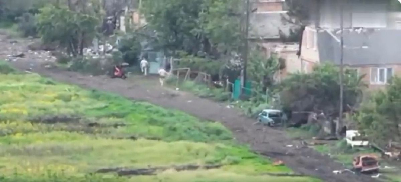 Artillerie der Armee zwang Besatzer, in kurzen Hosen die Straße hinunterzurennen: episches Video