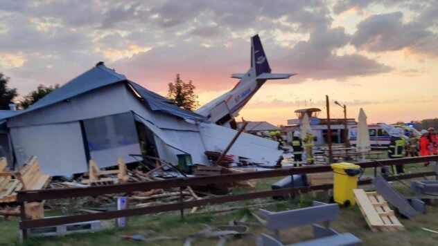 Ein Flugzeug stürzte in einen Hangar voller Menschen in Polen: fünf Tote, einige Verletzte