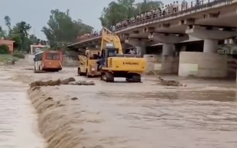 Bus mit Passagieren steckt im Fluss fest: Menschen wurden mit Baggerschaufel evakuiert – Video