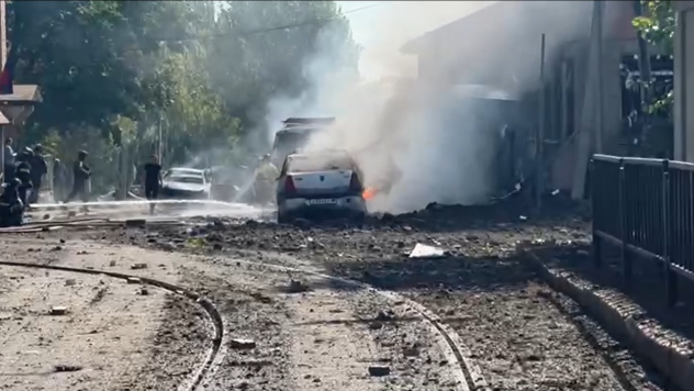 Zentrum von Donezk geriet unter Beschuss: Autos brennen