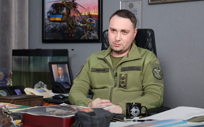 Budanov " Den Kreml „in die Luft gesprengt“: Ein interessantes Video ist im Internet aufgetaucht. Es ist ein Video aufgetaucht, in dem der Chef der Hauptnachrichtendirektion des Verteidigungsministeriums, Kirill Budanov, angeblich den Kreml „untergräbt“.</p>
<p> Das Filmmaterial wird von Twitter-Nutzern aktiv verbreitet.</p>
<p>Das Video zeigt, wie sich Budanov angeblich auf dem Territorium des Kremls „aufhält“. Plötzlich beginnt das Gebäude zu fallen und stürzt vollständig ein.</p>
<p>Eigentlich ist dies ein Fragment eines Videos aus dem berühmten amerikanischen Actionfilm „Mission: Impossible: Ghost Protocol“ aus dem Jahr 2011 mit dem Hollywood-Schauspieler Tom Cruise .</strong> Budanovs Gesicht ist passend zu den Bildern dieses Videos mit Photoshop bearbeitet.</p>
<p>Nutzer des sozialen Netzwerks reagierten mit Humor auf das Video. Sie kommentieren:</p>
<p>Jemand hat sich sogar einen neuen Namen für Budanov ausgedacht – <strong>Krusanov.</strong></p>
<p>Erinnern Sie sich daran, dass Budanov sagte, dass Russland am Rande eines Bürgerkriegs stehe Krieg.</p >
<h4>Verwandte Themen:</h4>
<!-- relpost-thumb-wrapper --><div class=