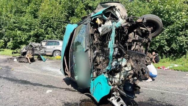 Die Hälfte des Autos wurde abgerissen: 2 Menschen kamen bei einem Unfall in der Region Poltawa ums Leben , weitere 10 wurden verletzt“/></p>
<p>In der Region Poltawa kollidierte ein Kleinbus mit einem Volkswagen Tiguan, bei einem Unfall kamen zwei Menschen ums Leben, 10 weitere wurden verletzt.</p>
<p >Dies wurde vom <b></b>Pressedienst der Nationalen Polizei in der Region Poltawa gemeldet.</p>
<p>Es ist bekannt, dass sich der Unfall gegen 15:00 Uhr auf der Straße zwischen den Dörfern Proni und Stase in der Region Poltawa ereignete.</p>
<blockquote>
<p>— Dem vorläufigen Ermittlungsstand zufolge kollidierte ein RUTA-Bus mit einem Volkswagen Tiguan. Bei einem Unfall starben ein 40-jähriger Pkw-Fahrer und ein 56-jähriger Passagier eines Shuttlebusses noch an der Unfallstelle, — sagte in der Nachricht.</p>
</blockquote>
<p><img decoding=