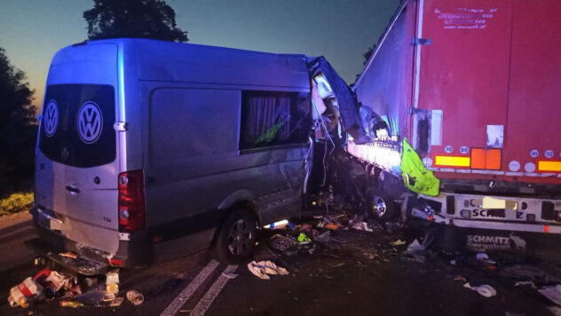 Eine Person starb, acht im Krankenhaus. Ein Bus mit Ukrainern prallte in Polen gegen einen Lastwagen