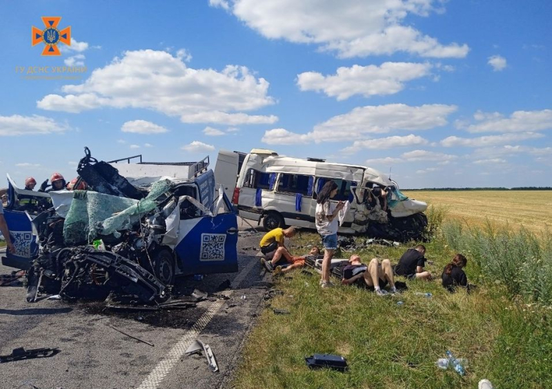 Zwei Kleinbusse kollidierten in der Nähe von Kropyvnytskyi: Es gibt Tote und viele Verletzte