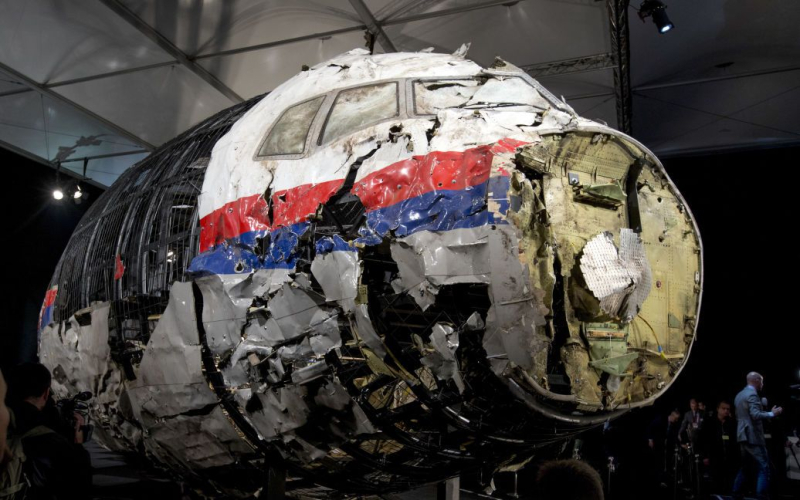 Jubiläum Tragödie MH17: 5 Hauptfälschungen der Russischen Föderation über die Katastrophe“ /></p>
<p><strong>Bei der Tragödie kamen 298 Menschen an Bord des Flugzeugs ums Leben.</strong></p>
<p>17. Juli 2014 Der Passagierflug MH17 der Boeing 777 führte von Amsterdam in den Niederlanden in die malaysische Hauptstadt Kuala Lumpur. Eine Rakete des russischen Flugabwehrraketensystems „Buk“ schoss ihn über dem besetzten Teil der Region Donezk (in der Nähe des Dorfes Grabowo) ab.</p>
<p>Infolge der Tragödie waren 298 Menschen an Bord Die Flugzeuge wurden getötet. Dabei handelt es sich um 15 Mitglieder der malaysischen Besatzung des Flugzeugs und 283 Passagiere, davon 80 Minderjährige.</p>
<p>Während der Ermittlungen hat die Führung der Russischen Föderation Beweise erfunden und versucht, das Verbrechen der Ukraine „aufzuhängen“. Wir sprechen über die größten Fälschungen der Kreml-Behörden.</p>
<h2><strong>Eine ukrainische Rakete und ein ukrainischer Kampfjet schossen eine Boeing ab</strong></h2>
<p>Wenige Stunden nach dem Nach dem Absturz berichteten die Besatzungsbehörden, das Flugzeug sei von der Ukraine abgeschossen worden, und das Hauptziel sei angeblich die Ermordung des russischen Präsidenten Wladimir Putin gewesen.</p>
<p>Anschließend dementierte Konstantin Ernst, der Generaldirektor von Channel One selbst Diese Version im russischen Fernsehen.</p>
<h2><strong>Gefälschte Zeugen</strong></h2 >
<p>Die Russische Föderation beschloss, noch einen Schritt weiter zu gehen und nicht nur falsche Beweise vorzulegen, sondern auch falsche Zeugen heranzuziehen. Insbesondere veröffentlichten die Moskauer Behörden eine Nachricht eines spanischen Dispatchers in Kiew, der angeblich zwei Flugzeuge der Streitkräfte der Ukraine in der Nähe der Boeing gesichtet hatte.</p>
<h2><strong>Boeing schoss eine ukrainische Buk ab</strong> </h2>
<p>Nachdem die Russische Föderation verstanden hat, dass die Version mit der Zerstörung einer Boeing durch einen ukrainischen Jäger nicht sehr plausibel erscheint, präsentiert sie eine Woche nach dem Absturz eine neue Version – die abgeschossene MH-17 die ukrainische Buk.</p>
<p>Diese Fälschung wurde von Bellingcat-Gründer Eliot Higgins und einer internationalen Untersuchungskommission entlarvt. Sie bestätigten, dass die Russen selbst die Buk mitgebracht haben.</p>
<h2><strong>Es gab überhaupt keine Buk</strong></h2>
<p>Im Jahr 2020, trotz der früheren Versionen der Russischen Föderation, sie begann zu erklären, dass es überhaupt kein „Buk“ gäbe. Dass es sich bei dem Fall jedoch um das Flugabwehrraketensystem handelte, wurde von einem Zeugen bei einer Sitzung des Bezirksgerichts Den Haag im Juni 2021 bestätigt.</p>
<h2><strong>Die Boeing wurde abgeschossen aus den von der Ukraine kontrollierten Gebieten</strong></h2>
<p>Die Führung der Russischen Föderation brachte eine andere Version vor, sie sagten, die Boeing sei aus dem von der Ukraine kontrollierten Dorf Zaroshchinskoye abgeschossen worden. Diese Version wurde auch vom Gericht in Den Haag widerlegt.</p>
<p>Erinnern Sie sich daran, dass <strong>das Bezirksgericht von Den Haag die Morde an den Passagieren und der Besatzung des MH17-Fluges für schuldig befunden hat</strong> Neben den Handlungen, die zum Absturz des Flugzeugs führten, sind drei der Angeklagten Bürger der Russischen Föderation Igor Girkin, Sergey Dubinsky und der Ukrainer Leonid Kharchenko.</p>
<p>Der Prozess dauerte mehr als zwei Jahre – ab März 2020.</p>
<p> <start> <start></p>
<h4>Ähnliche Themen: </h4>
<!-- relpost-thumb-wrapper --><div class=